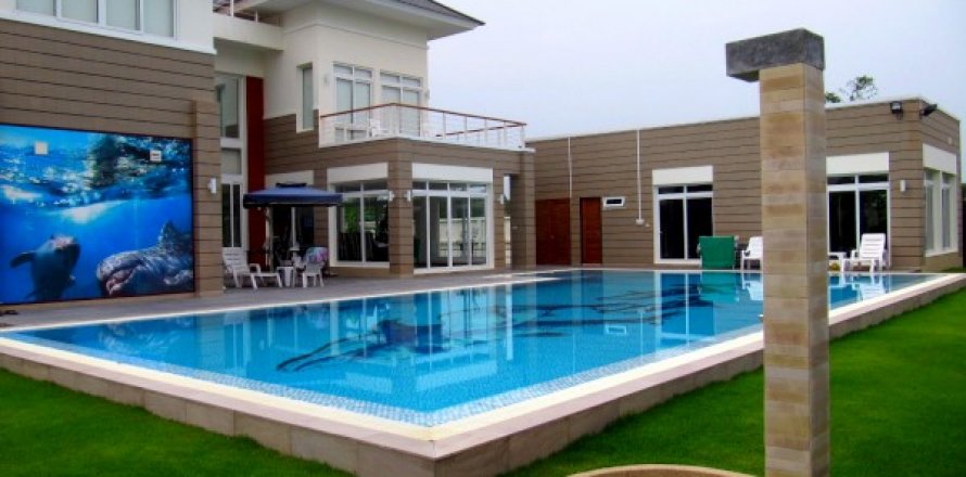 House in Pattaya, Thailand 5 bedrooms № 8566