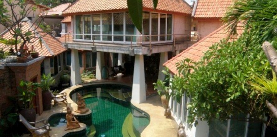 House in Pattaya, Thailand 5 bedrooms № 8567