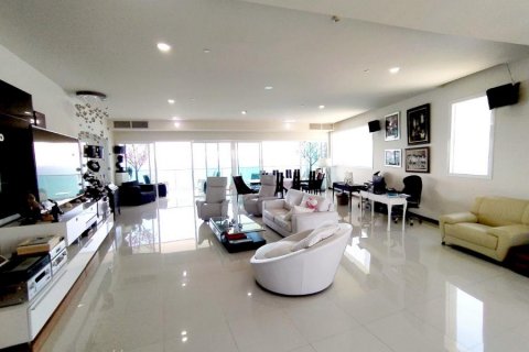 Condo in Pattaya, Thailand, 4 bedrooms  № 8551 - photo 13