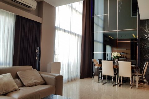 Condo in Bangkok, Thailand, 2 bedrooms  № 13255 - photo 1