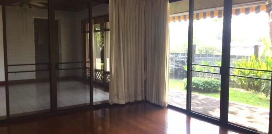 House in Bangkok, Thailand 4 bedrooms № 14407