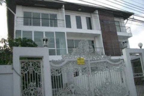 Townhouse in Bangkok, Thailand 6 bedrooms № 14767 - photo 1