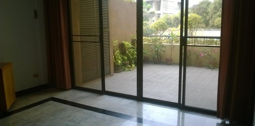 House in Bangkok, Thailand 4 bedrooms № 15373