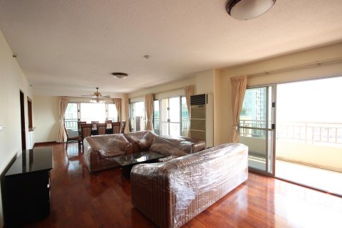 Condo in Bangkok, Thailand, 2 bedrooms  № 13661 - photo 1