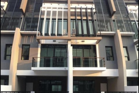 Townhouse in Bangkok, Thailand 3 bedrooms № 11511 - photo 1