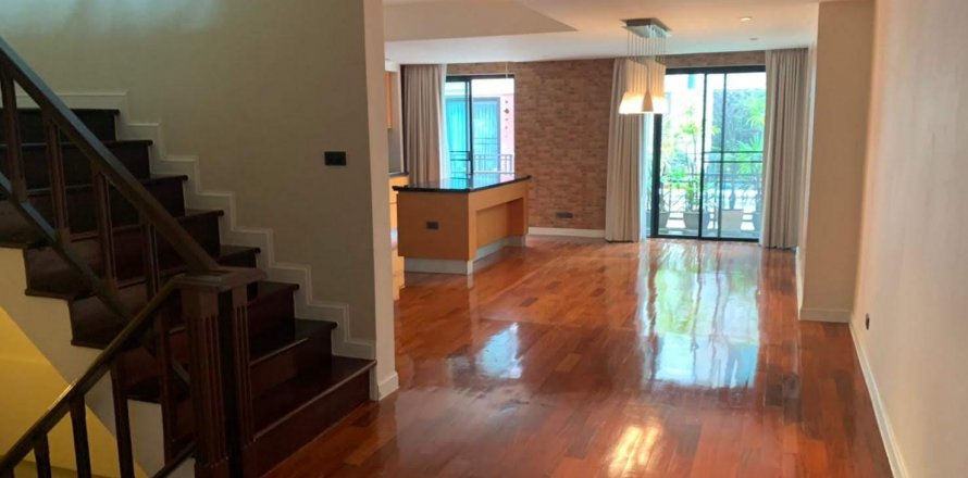Townhouse in Bangkok, Thailand 4 bedrooms № 11299