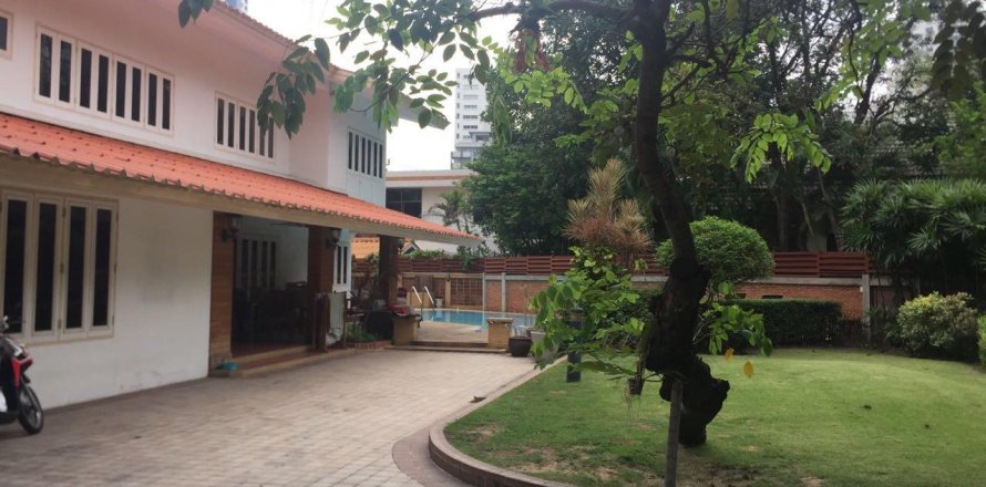 House in Bangkok, Thailand 4 bedrooms № 14658