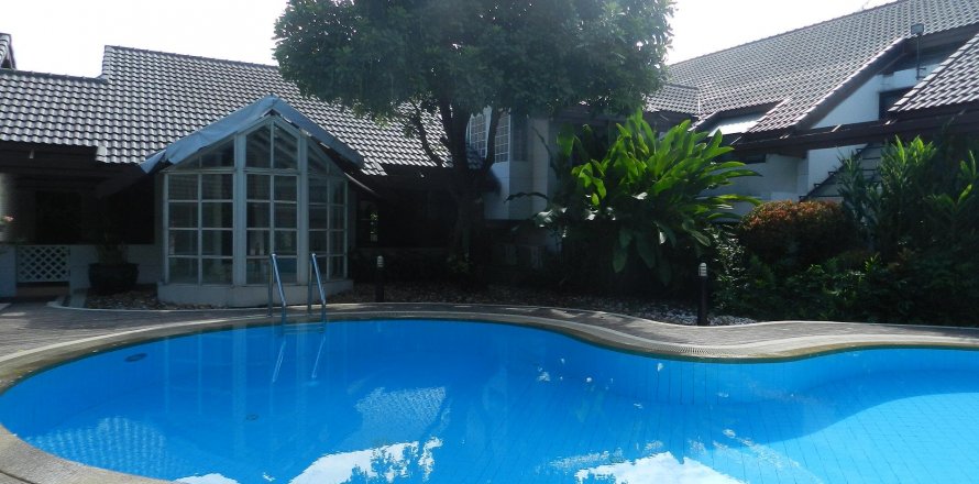 House in Bangkok, Thailand 4 bedrooms № 14876