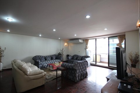 Condo in Bangkok, Thailand, 3 bedrooms  № 12931 - photo 1