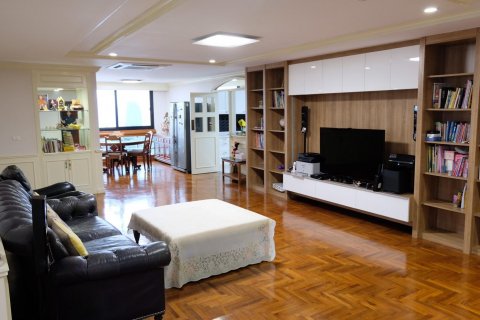 Condo in Bangkok, Thailand, 3 bedrooms  № 12725 - photo 1