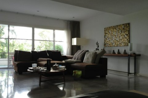 Townhouse in Bangkok, Thailand 4 bedrooms № 15330 - photo 1