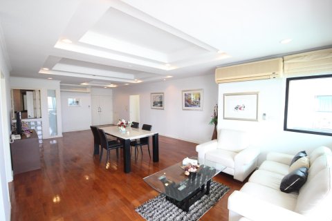 Condo in Bangkok, Thailand, 3 bedrooms  № 14418 - photo 1