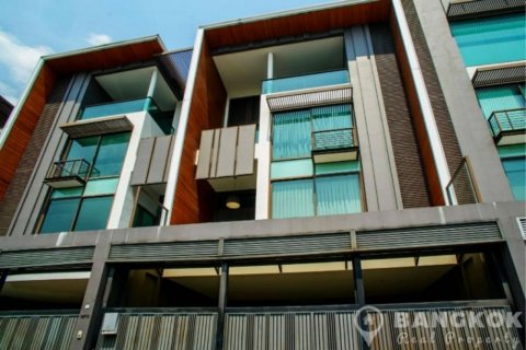 Townhouse in Bangkok, Thailand 4 bedrooms № 19499 - photo 1