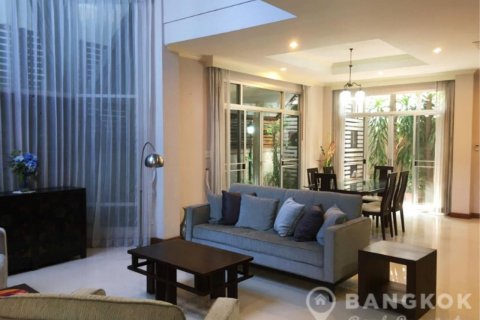 House in Bangkok, Thailand 4 bedrooms № 19429 - photo 1