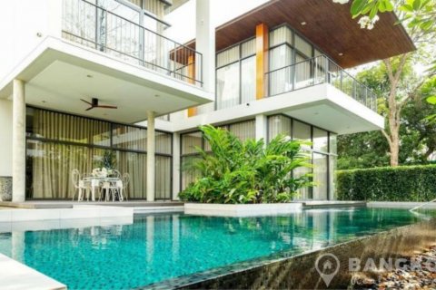 House in Bangkok, Thailand 4 bedrooms № 19503 - photo 1