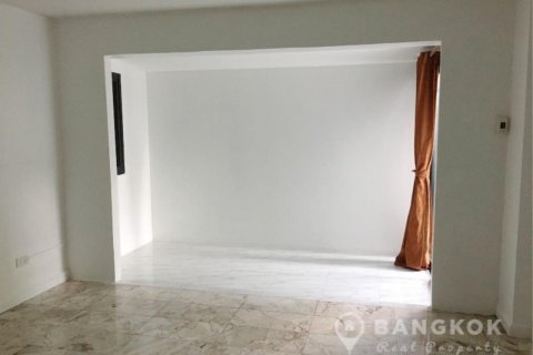 Townhouse in Bangkok, Thailand 4 bedrooms № 19449 - photo 3