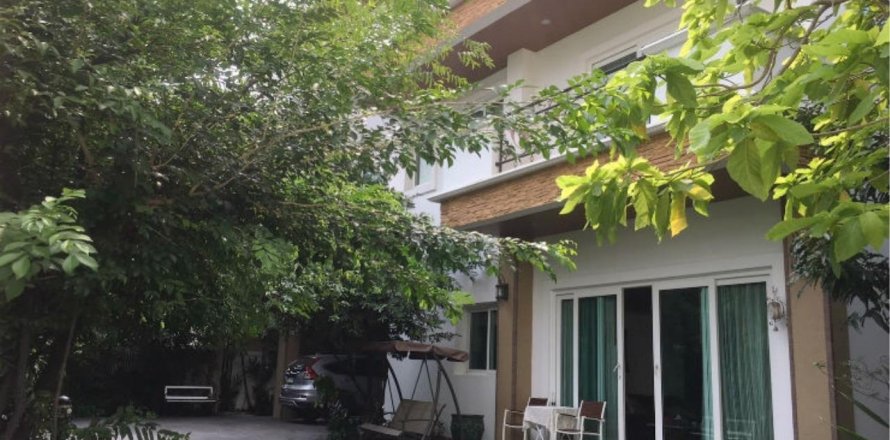 House in Bangkok, Thailand 5 bedrooms № 19407