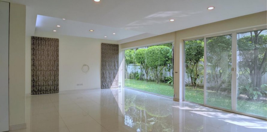 House in Bangkok, Thailand 4 bedrooms № 19430