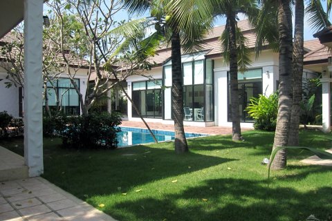 House in Pattaya, Thailand 4 bedrooms № 23045 - photo 1