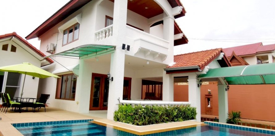 House in Pattaya, Thailand 4 bedrooms № 24655