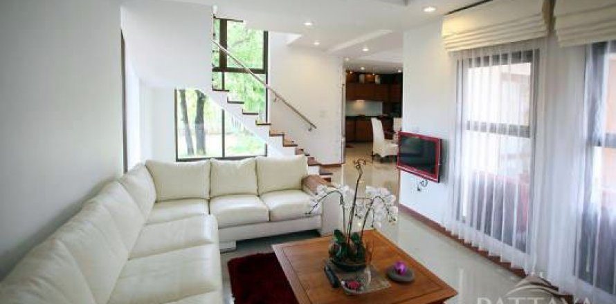 House in Pattaya, Thailand 5 bedrooms № 23997