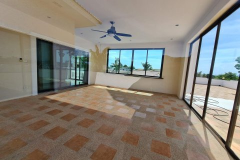 House in Pattaya, Thailand 6 bedrooms № 22401 - photo 4
