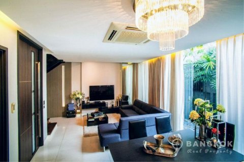 Townhouse in Bangkok, Thailand 4 bedrooms № 19381 - photo 4