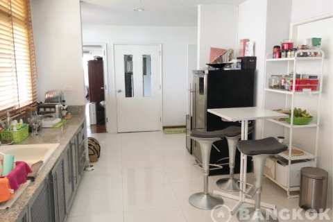 Condo in Bangkok, Thailand, 3 bedrooms  № 19450 - photo 5