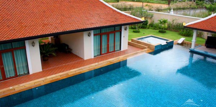 House in Pattaya, Thailand 5 bedrooms № 23657