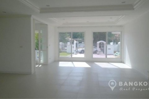 House in Bang Kaeo, Thailand 4 bedrooms № 19419 - photo 2