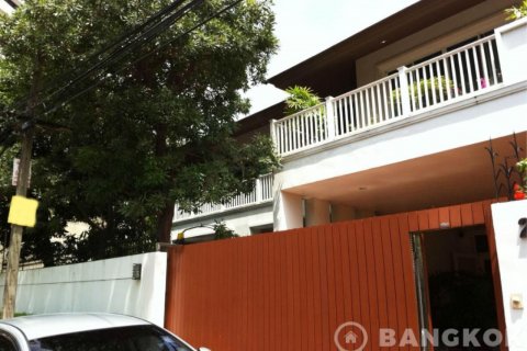 House in Bangkok, Thailand 3 bedrooms № 19494 - photo 1