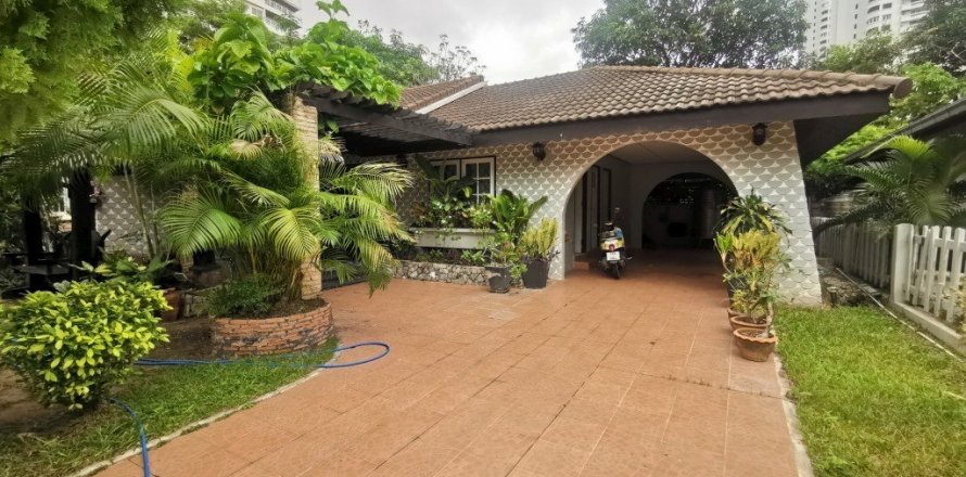 House in Pattaya, Thailand 4 bedrooms № 26065