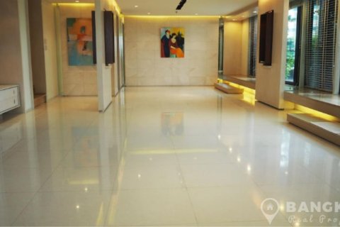 Condo in Bangkok, Thailand, 3 bedrooms  № 28949 - photo 1