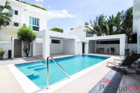 House in Pattaya, Thailand 5 bedrooms № 32408 - photo 1