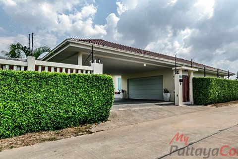 House in Pattaya, Thailand 5 bedrooms № 32435 - photo 1