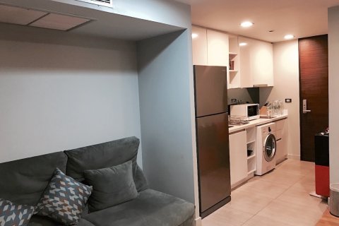 Condo in Bangkok, Thailand, 2 bedrooms  № 30034 - photo 2