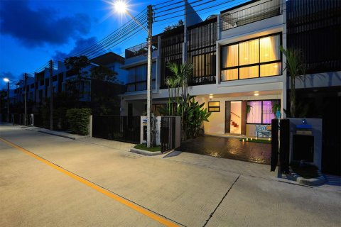 Townhouse in Bang Tao, Thailand 3 bedrooms № 35716 - photo 2
