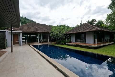 House in Kathu, Thailand 4 bedrooms № 36448 - photo 1