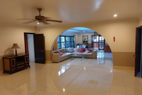 House in Bang Lamung, Thailand 5 bedrooms № 38474 - photo 6