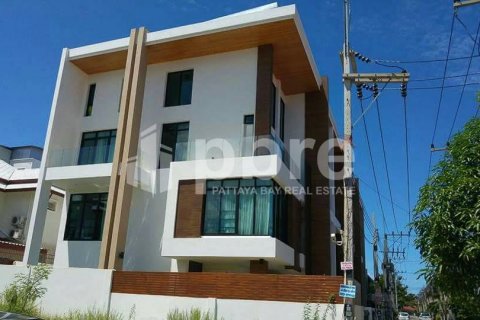 House in Bang Lamung, Thailand 4 bedrooms № 38343 - photo 1