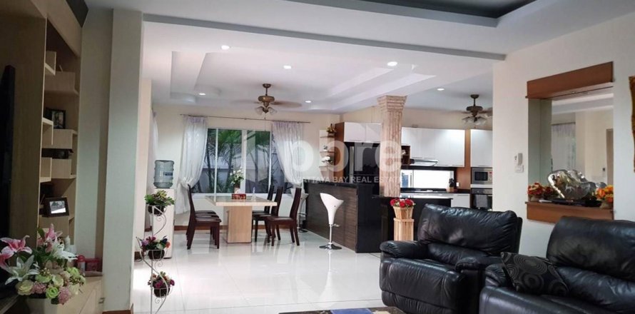 House in Bang Lamung, Thailand 4 bedrooms № 38846