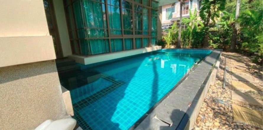 House in Bangkok, Thailand 4 bedrooms № 37044