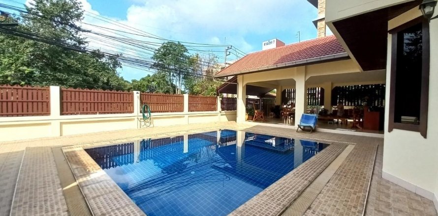 House in Bang Lamung, Thailand 4 bedrooms № 38196