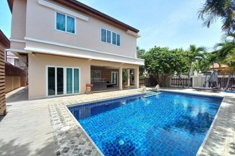 House in Bang Lamung, Thailand 4 bedrooms № 38044 - photo 1