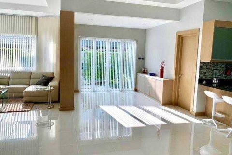 House in Bang Lamung, Thailand 4 bedrooms № 38409 - photo 2