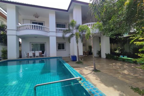 House in Bang Lamung, Thailand 7 bedrooms № 37570 - photo 1