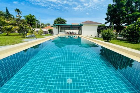 House in Bang Lamung, Thailand 8 bedrooms № 37559 - photo 4