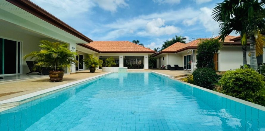 House in Bang Lamung, Thailand 5 bedrooms № 37664