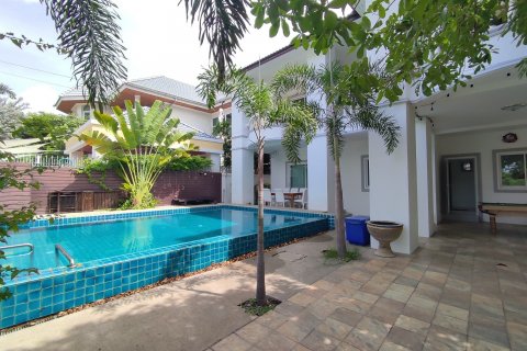 House in Bang Lamung, Thailand 7 bedrooms № 37570 - photo 2