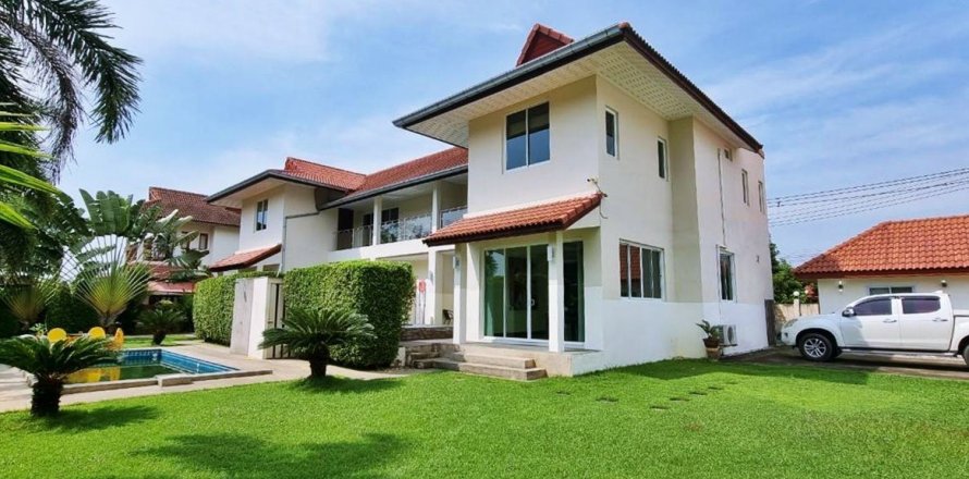 House in Bang Lamung, Thailand 6 bedrooms № 43395